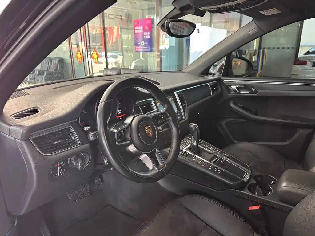 PORSCHE MACAN