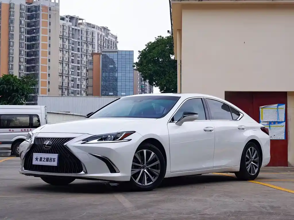 Lexus ES 2020