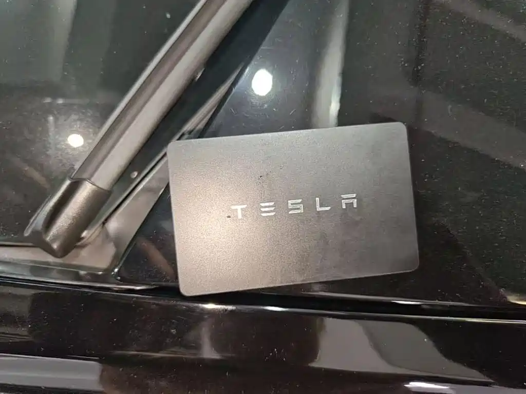 Tesla Model Y — миниатюра 9