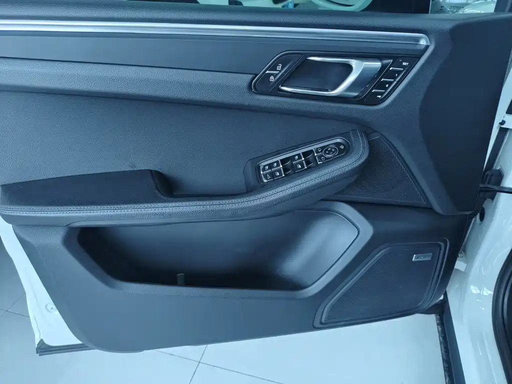 Porsche Macan — миниатюра 7