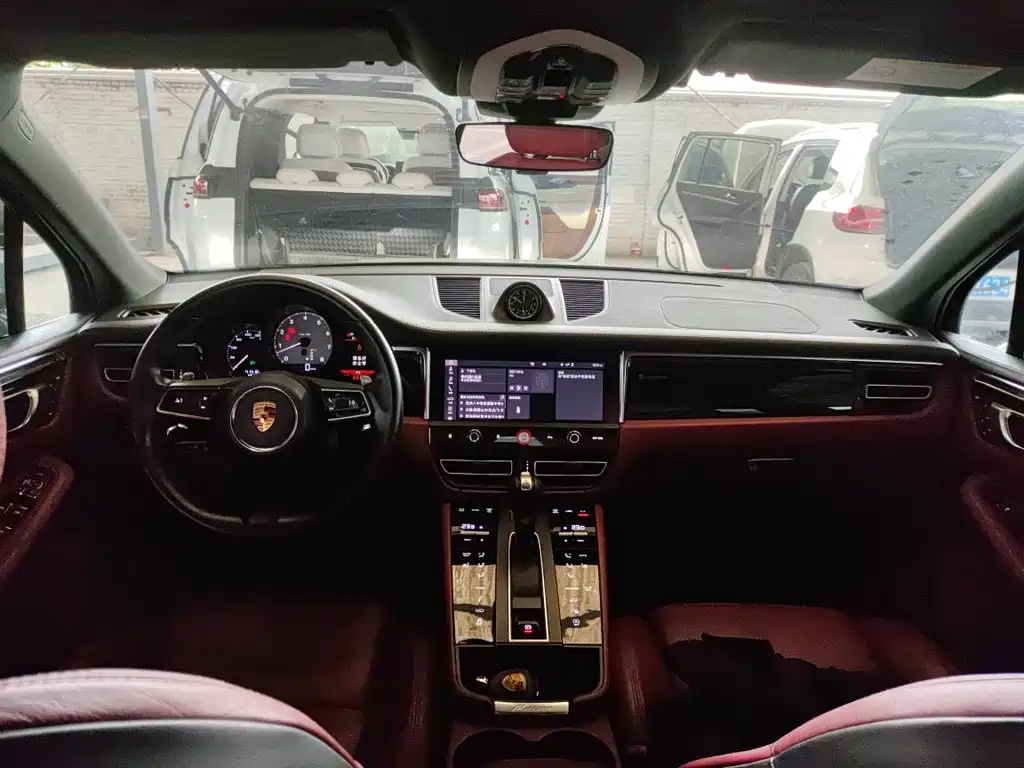 PORSCHE MACAN