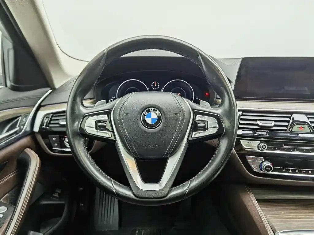 BMW 5 Series — миниатюра 11