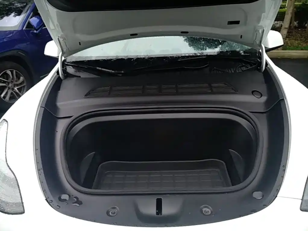 Tesla Model Y — миниатюра 20