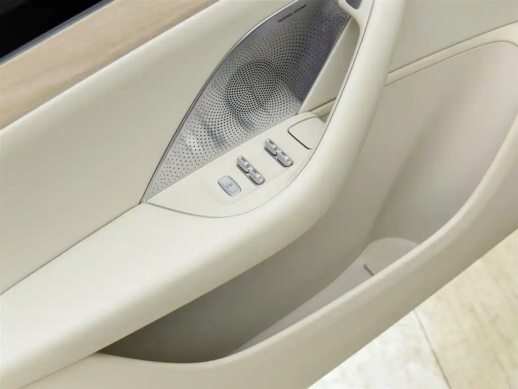 AITO WISDOM WORLD R7