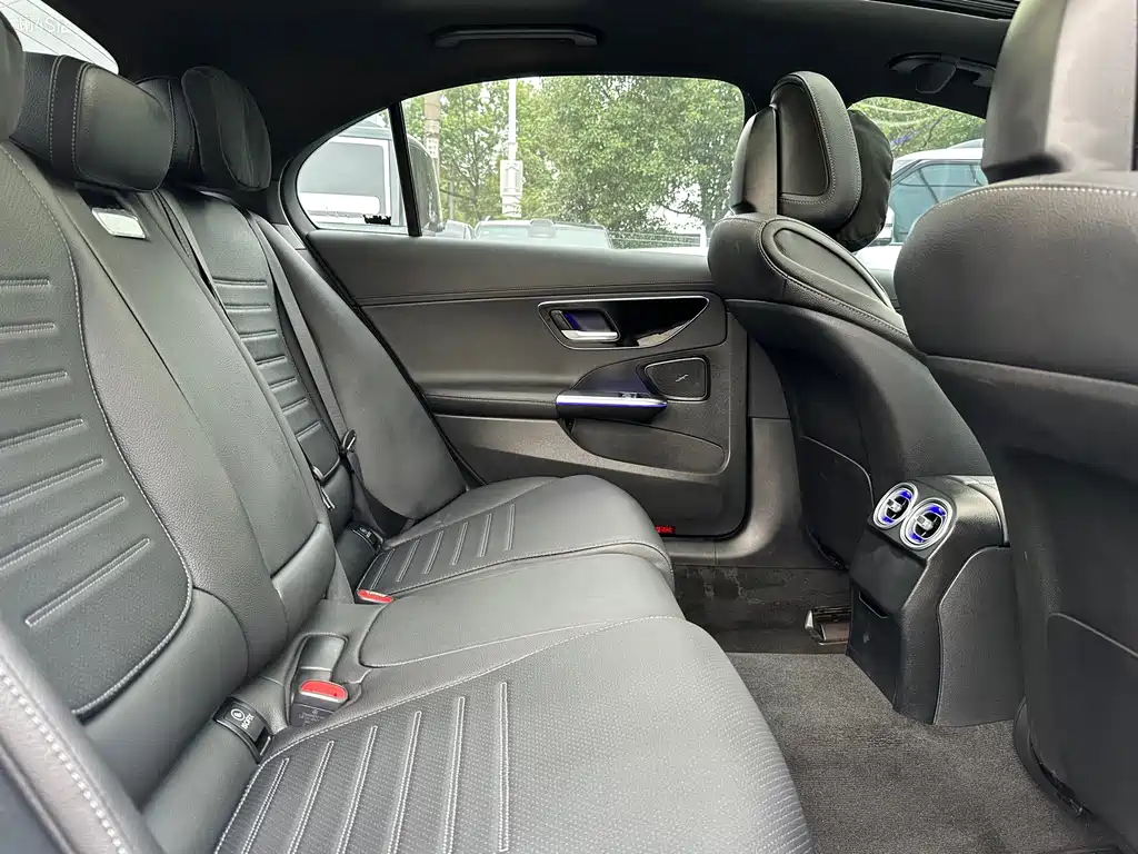 Mercedes-Benz C-Class — миниатюра 13