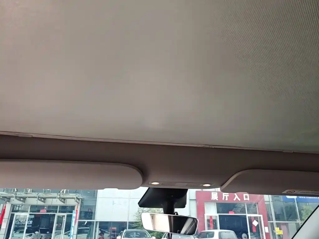 Tesla Model Y — миниатюра 18