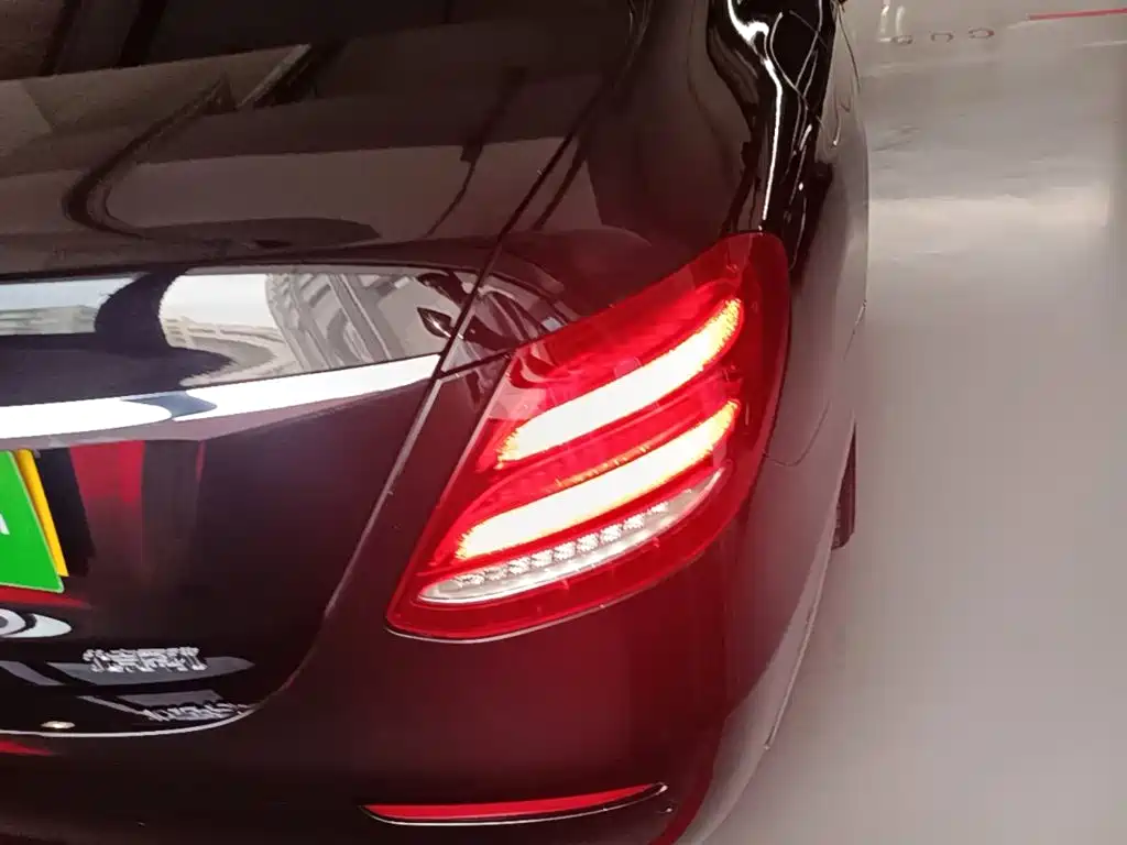 Mercedes-Benz E-Class — миниатюра 8
