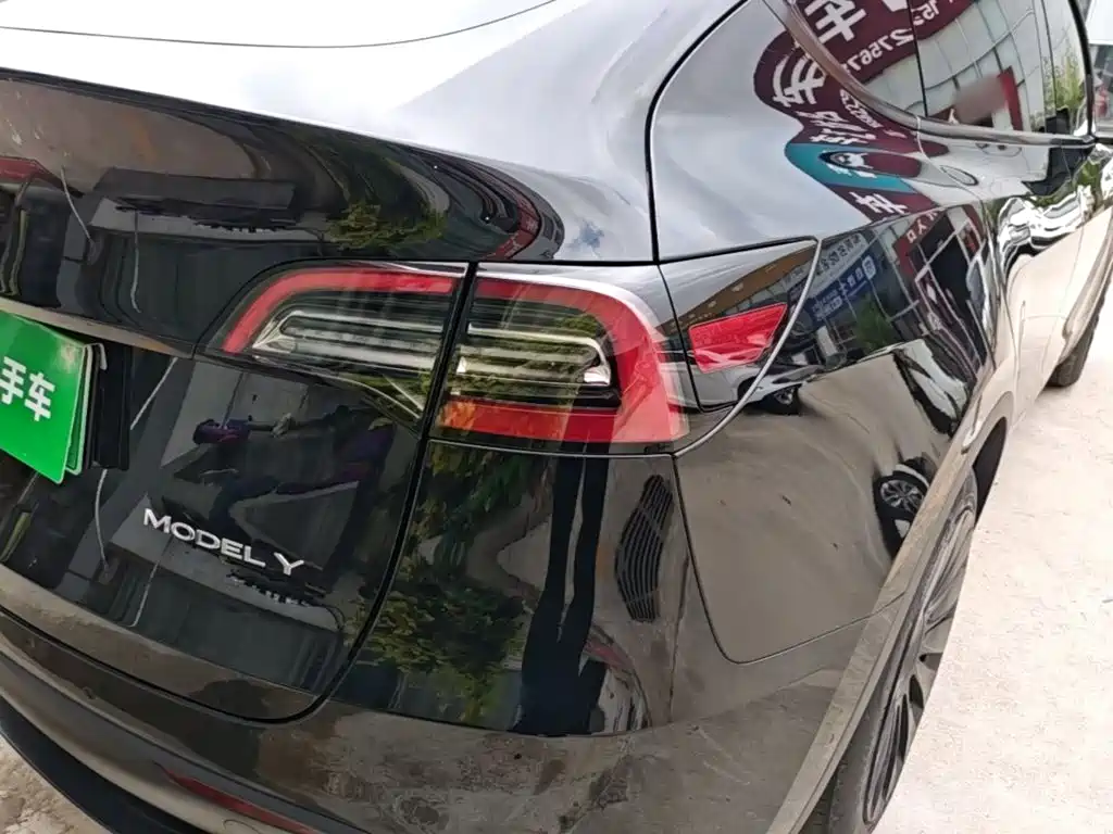 Tesla Model Y — миниатюра 8