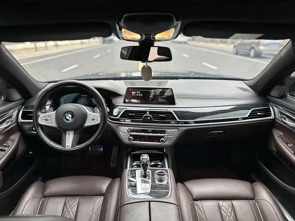 BMW 7 Series — миниатюра 8