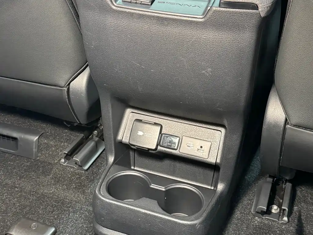 Toyota Sienna — миниатюра 23