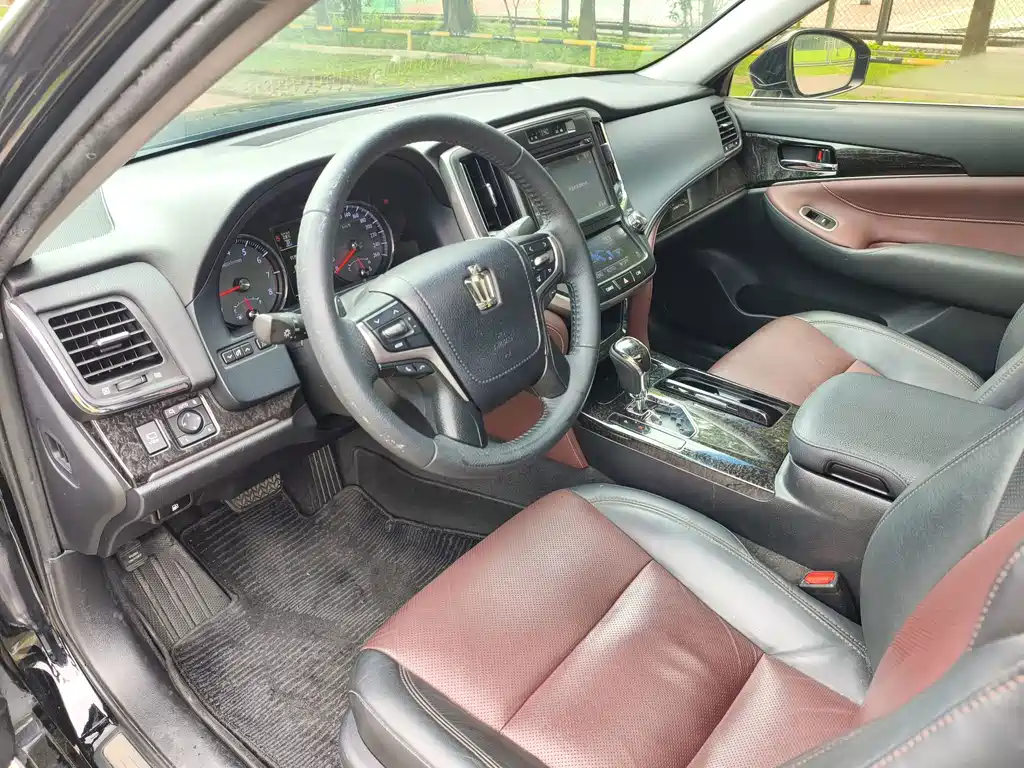 Toyota Crown — миниатюра 12