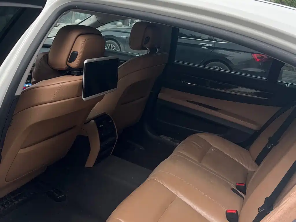 BMW 7 Series — миниатюра 11