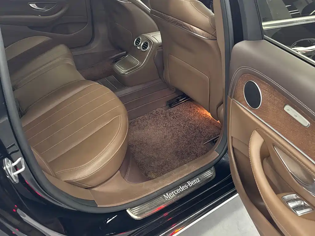 Mercedes-Benz E-Class — миниатюра 10