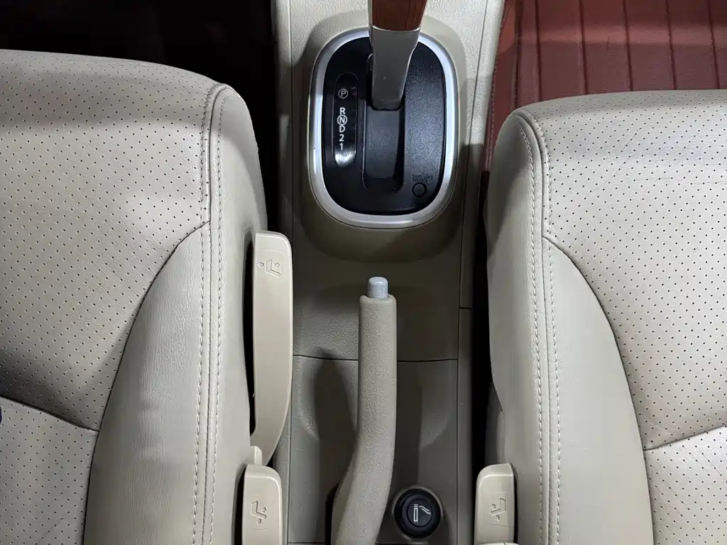Nissan Tiida — миниатюра 18