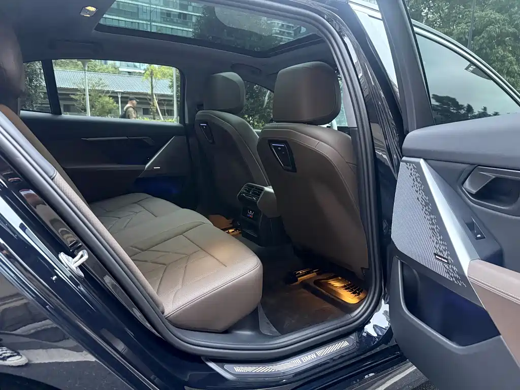 BMW 5 Series — миниатюра 12