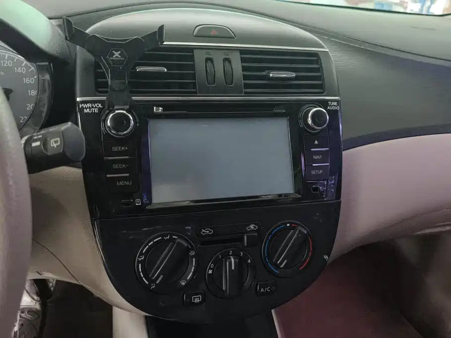 Nissan Tiida — миниатюра 13
