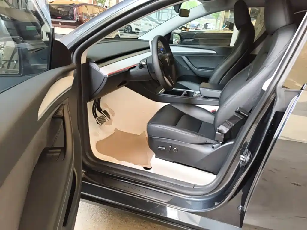 Tesla Model Y — миниатюра 16