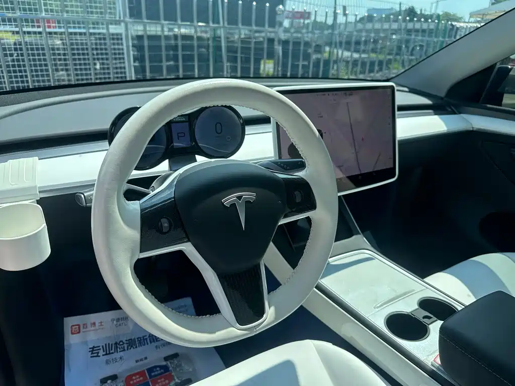 Tesla Model Y — миниатюра 7