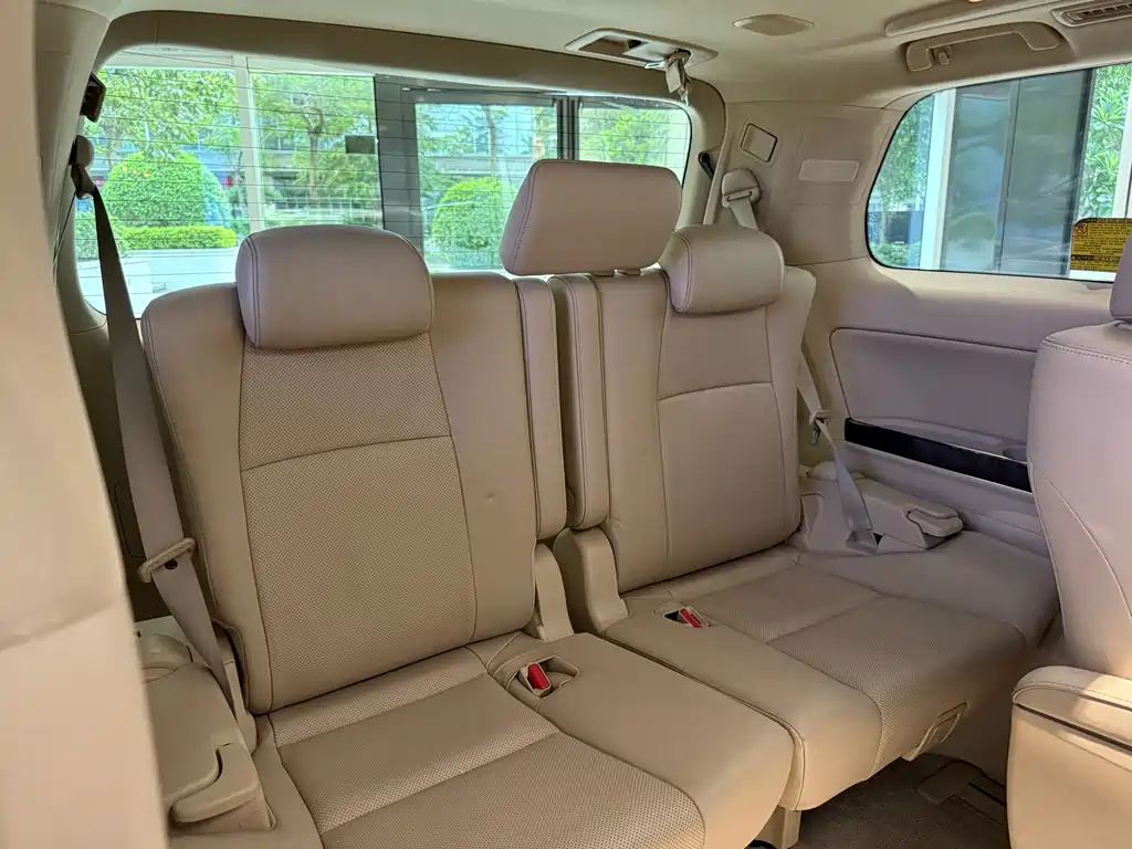 Toyota Alphard — миниатюра 10