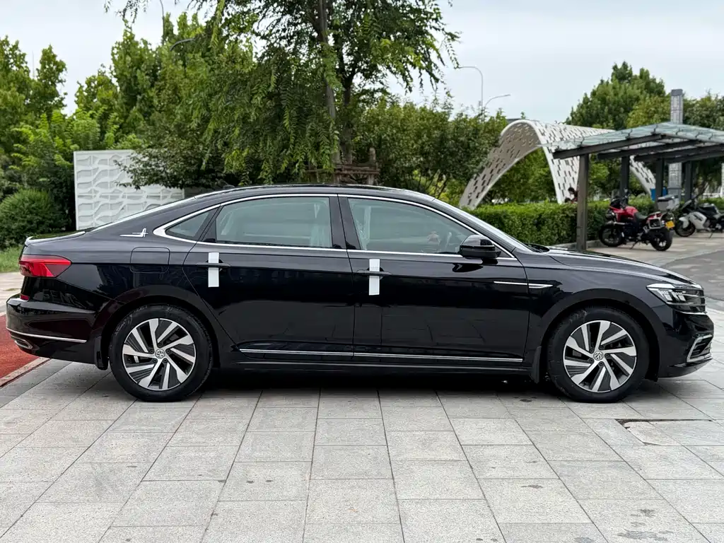 Volkswagen Passat PHEV — миниатюра 7