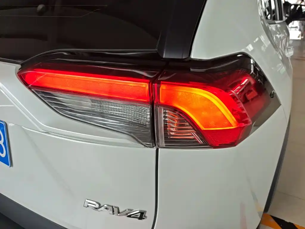 Toyota RAV4 — миниатюра 8