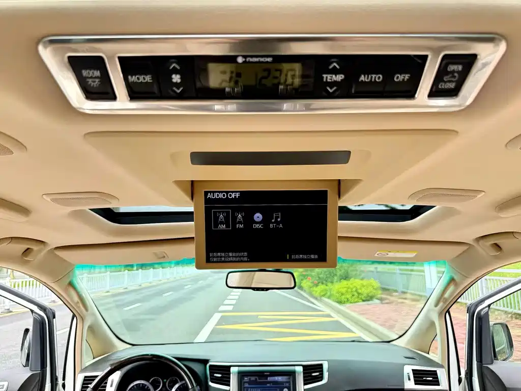 Toyota Alphard — миниатюра 6