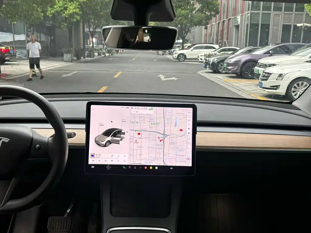 Tesla Model Y — миниатюра 5