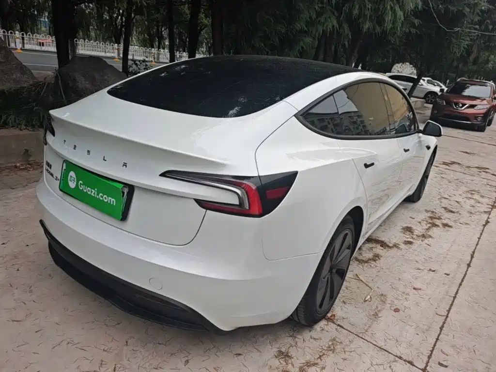 Tesla Model 3 — миниатюра 7