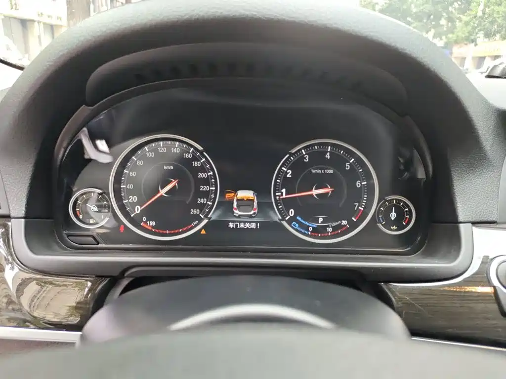 BMW 5 Series — миниатюра 7