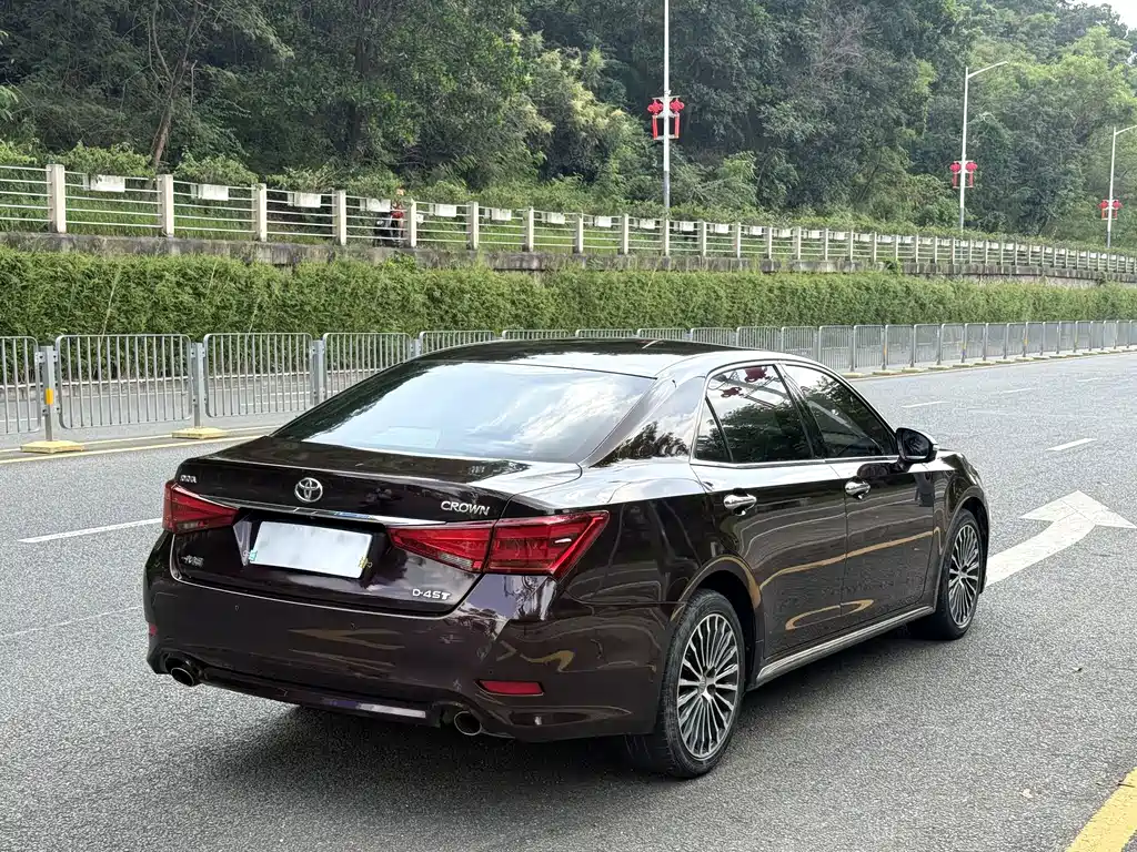 Toyota Crown — миниатюра 7
