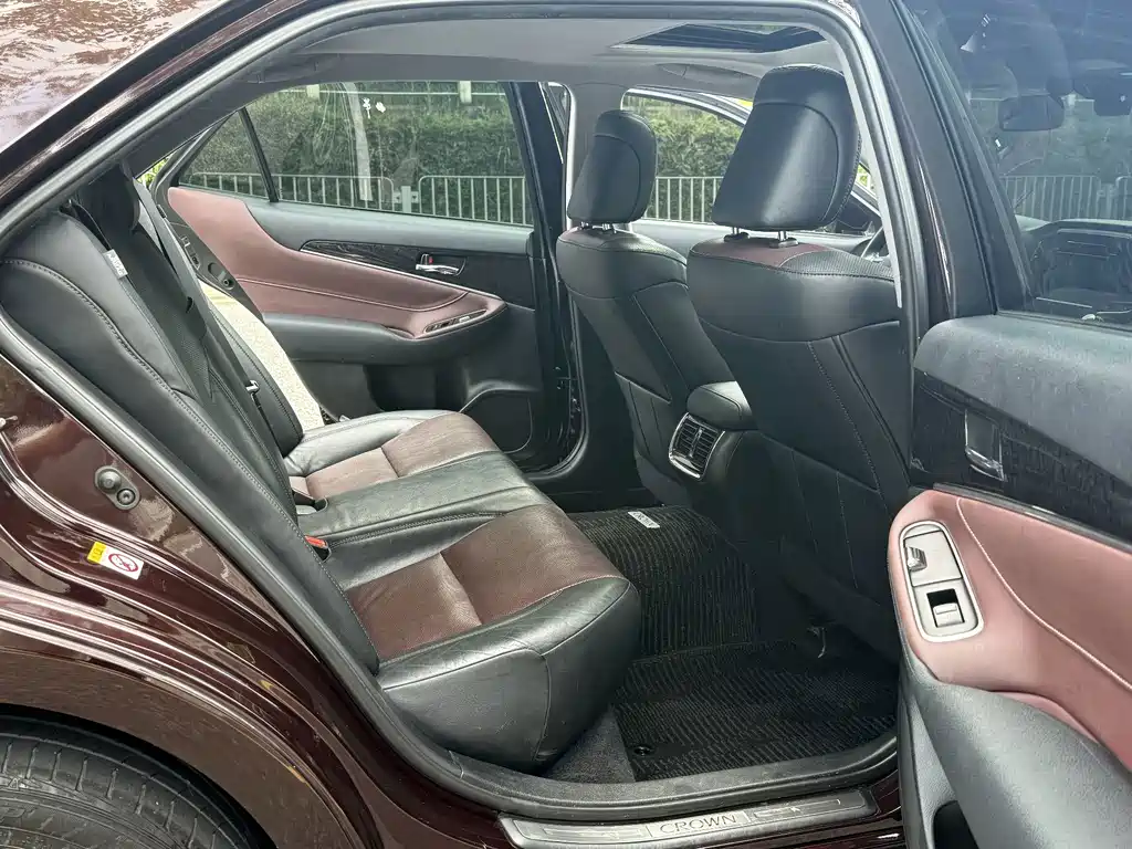 Toyota Crown — миниатюра 12