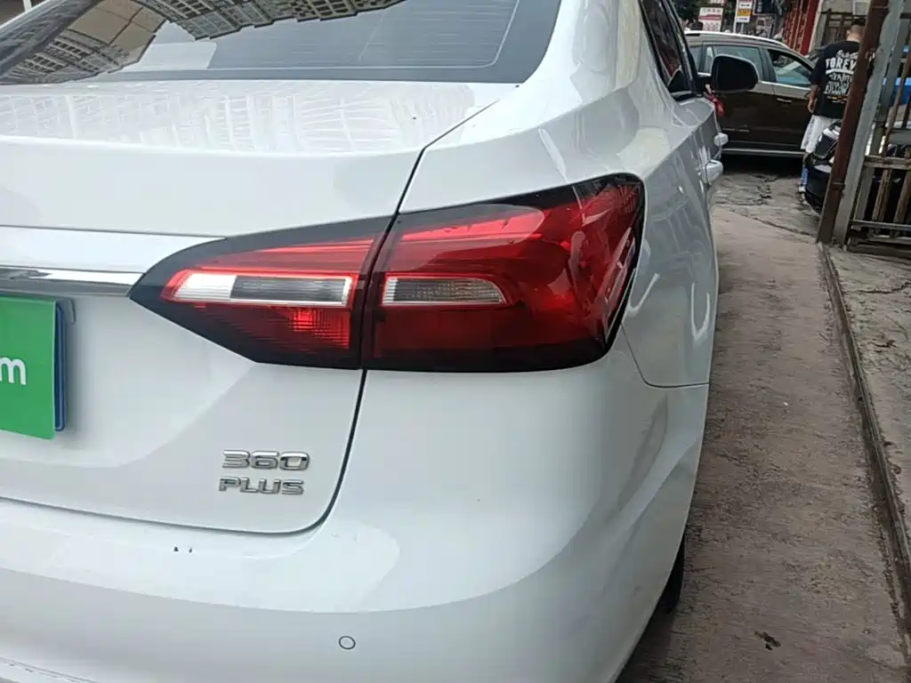 Roewe 360 — миниатюра 8