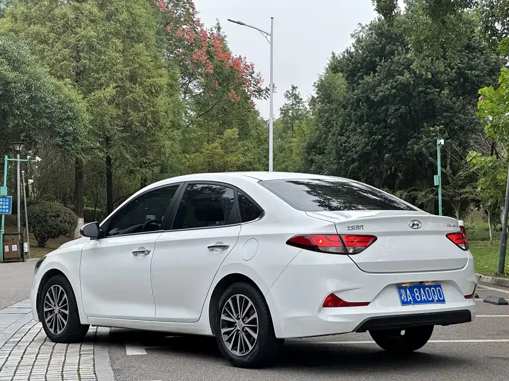Hyundai Elantra — миниатюра 7