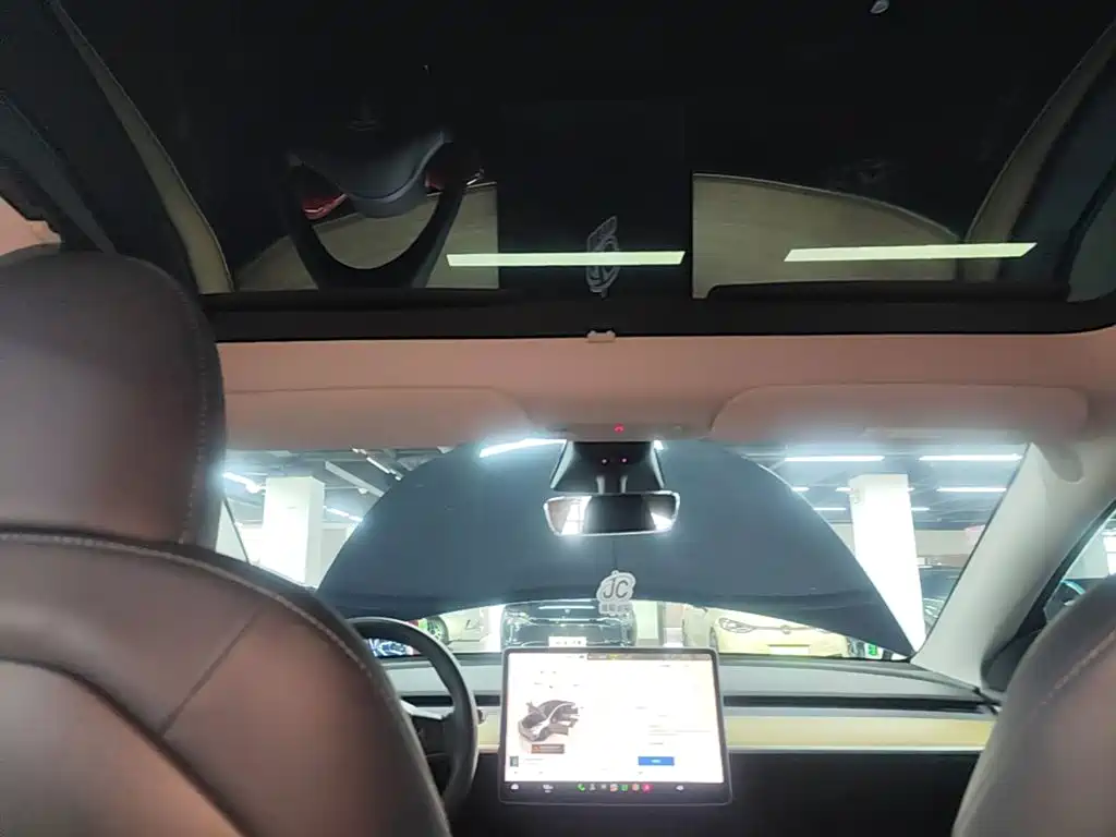 Tesla Model Y — миниатюра 18