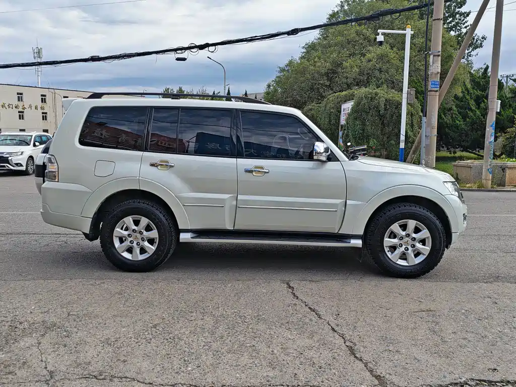 Mitsubishi Pajero (Import) — миниатюра 5
