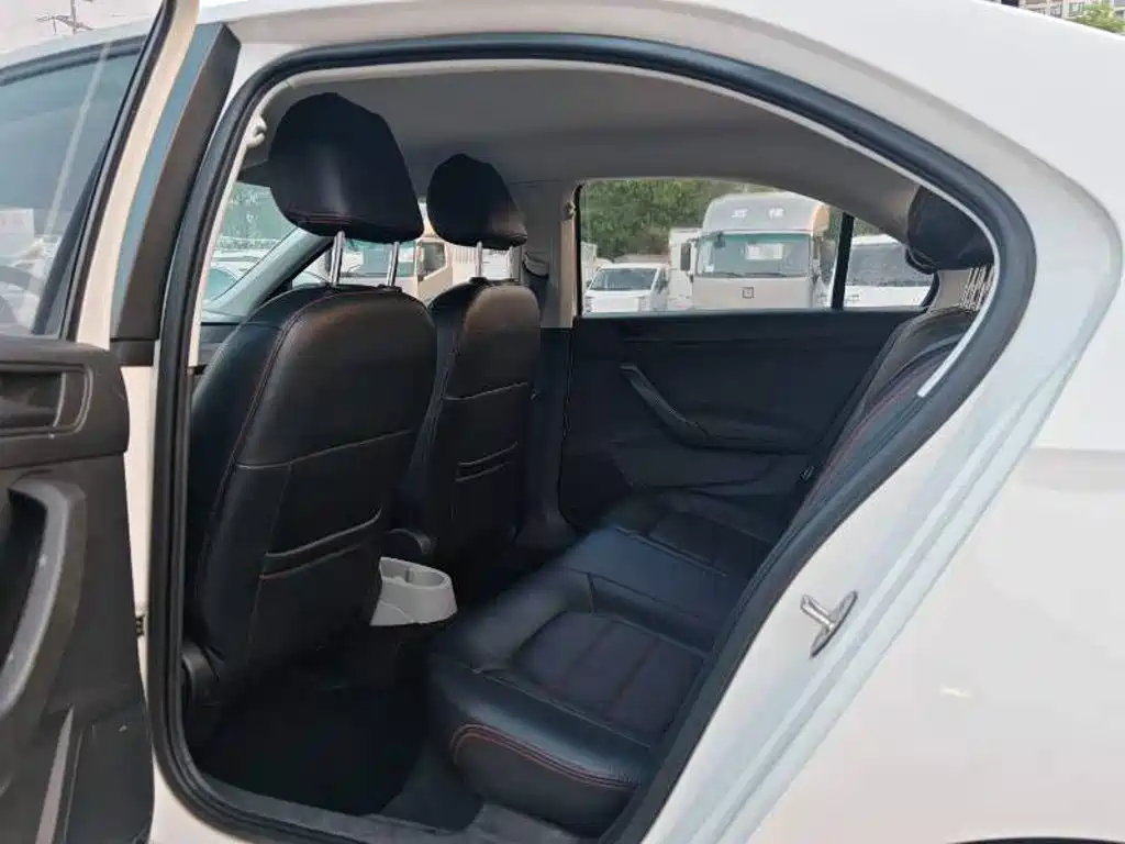 Skoda Rapid — миниатюра 5