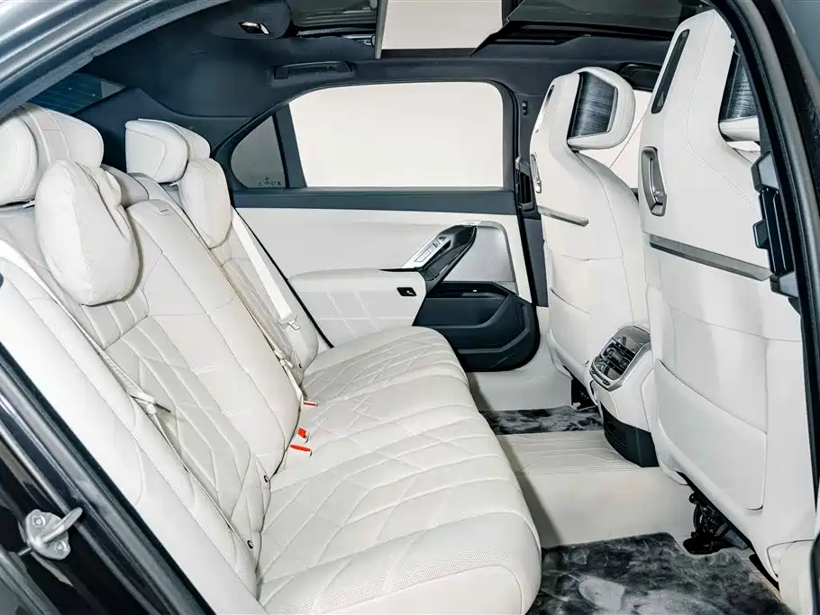 BMW i7 — миниатюра 24