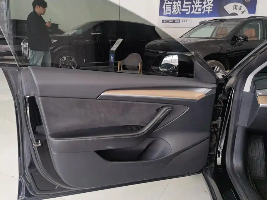 Tesla Model 3 — миниатюра 7