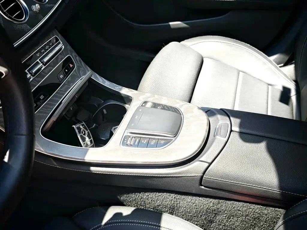 Mercedes-Benz E-Class — миниатюра 9