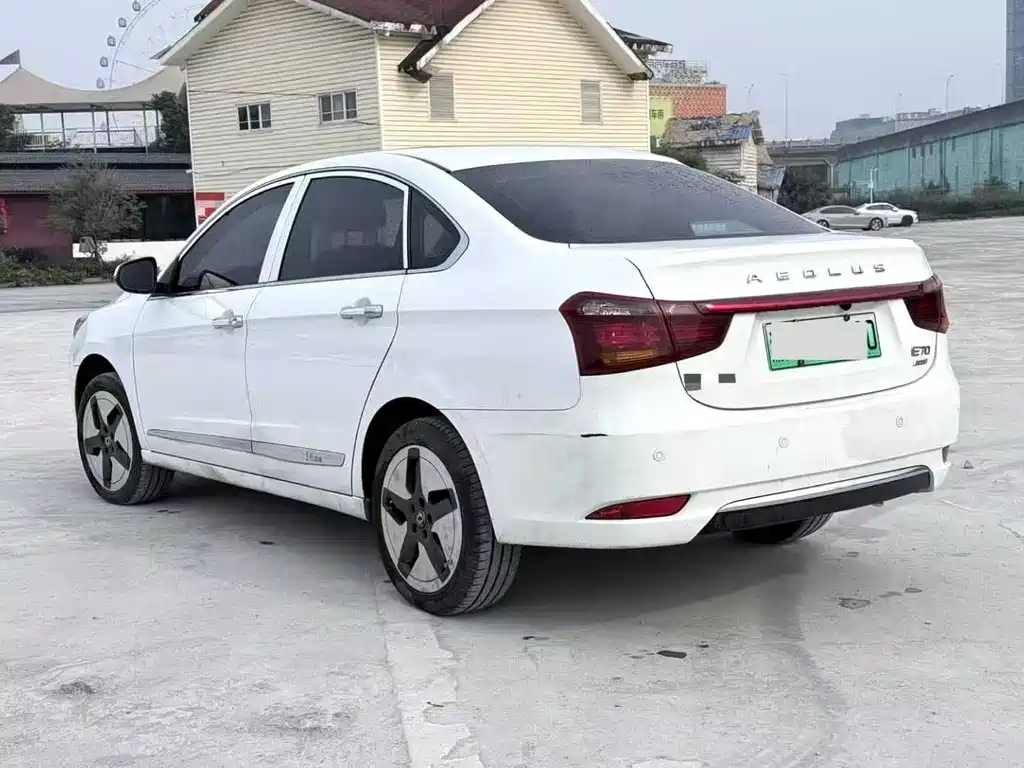 DONGFENG E70