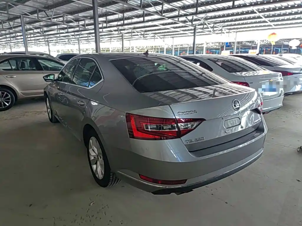 Skoda Superb — миниатюра 5