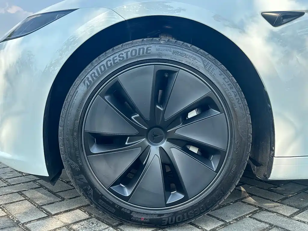 Tesla Model 3 — миниатюра 20
