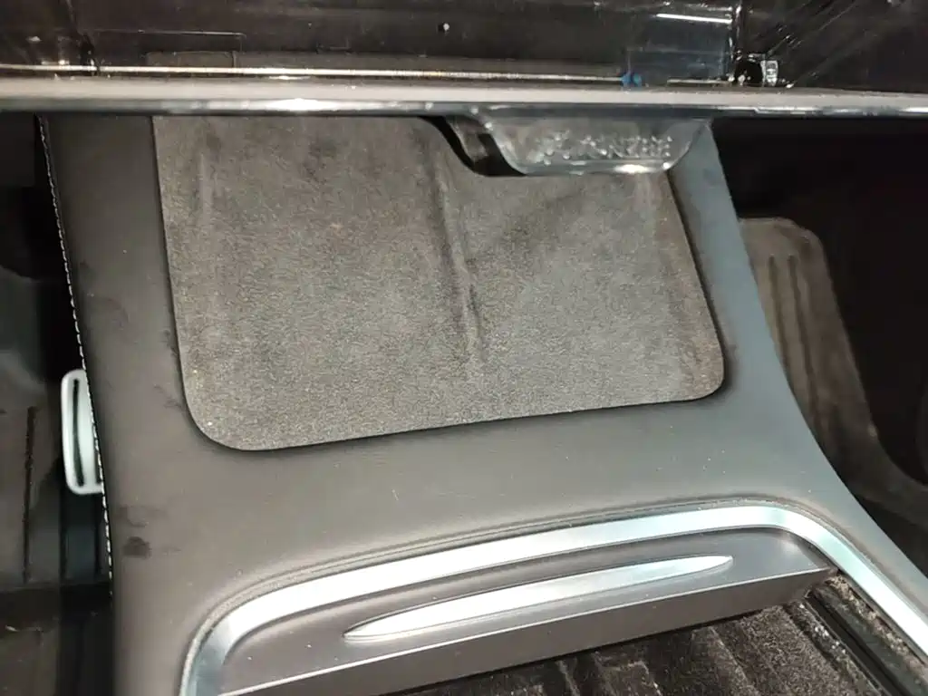 Tesla Model Y — миниатюра 9