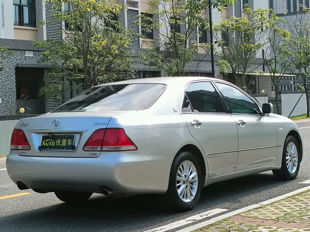 Toyota Crown — миниатюра 3