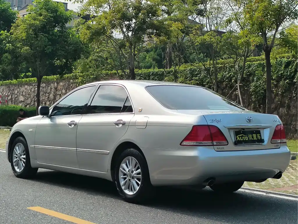 Toyota Crown — миниатюра 13