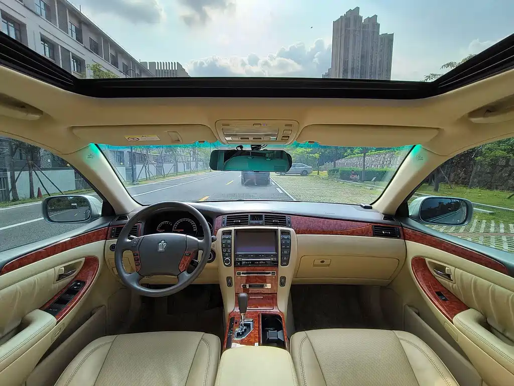 Toyota Crown — миниатюра 10