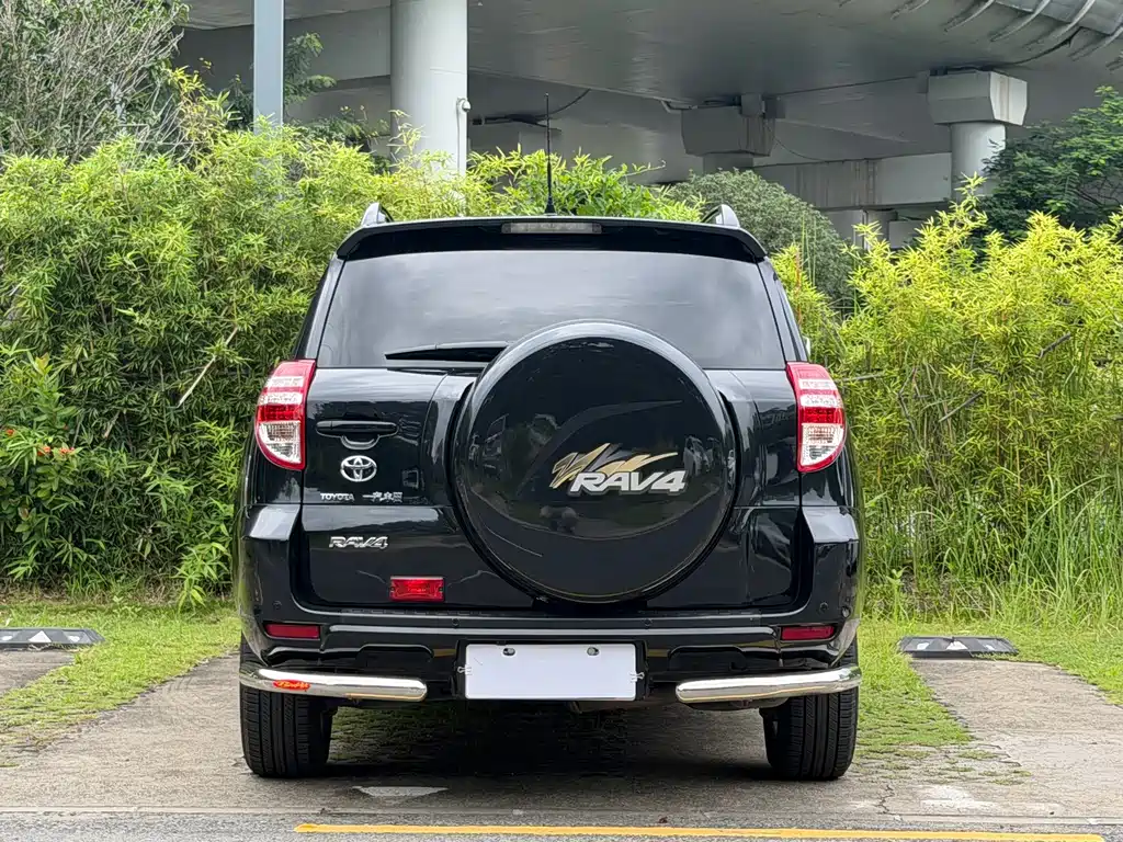 Toyota RAV4 — миниатюра 6