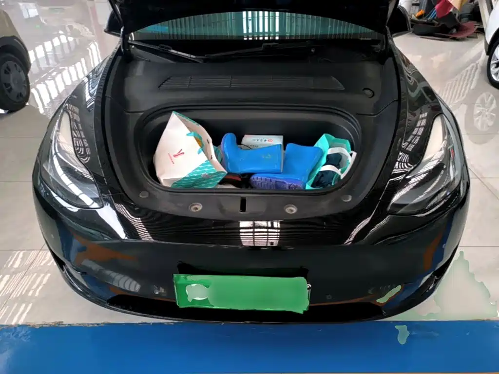 Tesla Model Y — миниатюра 20