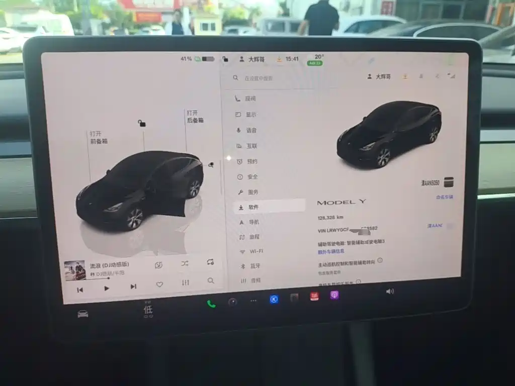 Tesla Model Y — миниатюра 12