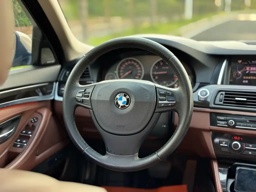 BMW 5 Series — миниатюра 8